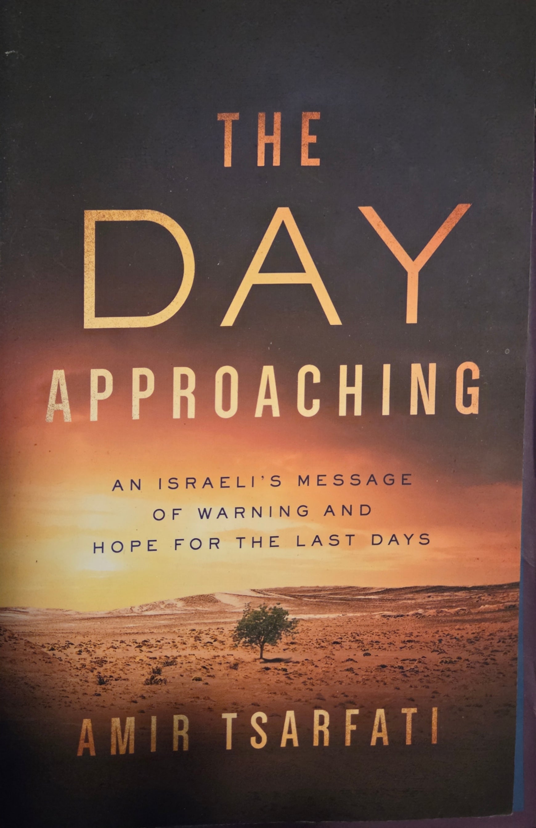 The Day Approaching: An Israeli's Message of Warning and Hope for the Last Days by Amir Tsarfati (Paperback)